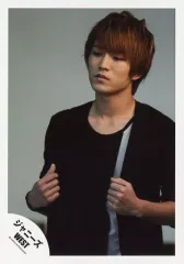 【中古】生写真(ジャニーズ) ジャニーズWEST/神山智洋/上半身・衣装黒・両手曲げ・グー・目線左下・背景グレー/公式生写真