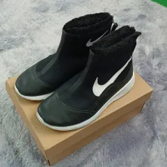 235 NIKE スニーカー