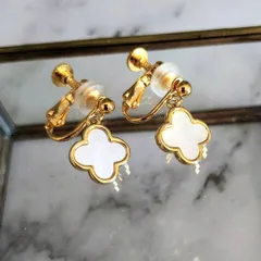 金属アレルギー対応　イヤリング　(クローバー型白蝶貝パーツ)　ゴールド　シンプルデザイン