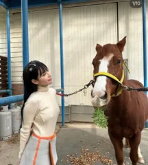 背中空いてるタートルネック