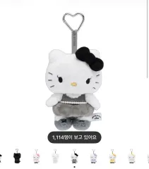 ハローキティ x ジス(JISOO) PLUSH キーホルダー ブラック グレー