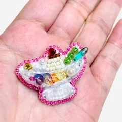 プリンアラモードのビーズ刺繍ブローチ