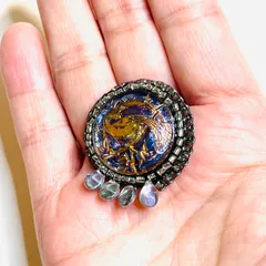 アンティークボタンのブローチ