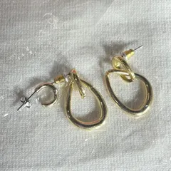 【新品未使用】ピアス　ゴールド　ドロップ　シンプル