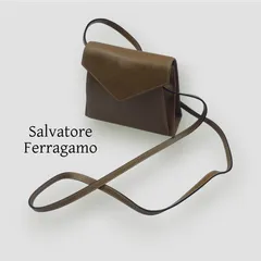 サルヴァトーレフェラガモ ショルダーバッグ   【ユニセックス】レザー スタッズ 裏地ロゴ  斜め掛け ポシェットポーチ 鞄 ビンテージ 希少