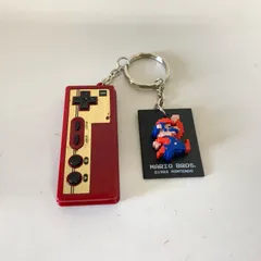 〇任天堂 ファミコンコントローラー キーホルダー & マリオ ピクセルアート