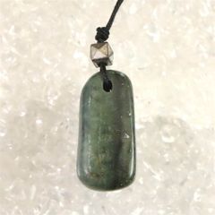 青森県産玉鹿石　滴型ペンダント　錦石 青森県産玉鹿石 滴型ペンダント 錦石 - メルカリ
