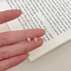 星 スターモチーフ アシンメトリーデザイン ゴールド ピアス 両耳用 ミニピアス シンプル カジュアル かわいい デイリー使い オフィスカジュアル ユニセックス レディース メンズ プチプラアクセ 韓国アクセ