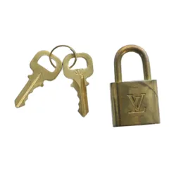 ルイヴィトン LOUIS VUITTON チャーム キーホルダー ストラップ ロゴ 南京錠 鍵 ゴールド色 ■GY18 /MQ ■OH