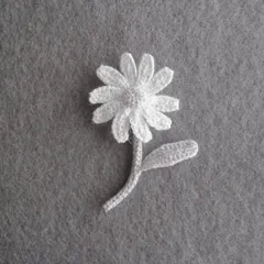 ブローチ　コサージュ　花　ハンドメイド　手編み　編み　編み物　レース編み　かぎ針編み　刺繍糸　白　ホワイト　グレー　モノトーン　モノクロ　シック　大人可愛い　可愛い　レトロ　シンプル　マーガレット　デイジー　デージー　ノースポール　ひなぎく　おしゃれ　大人