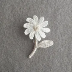 ブローチ　コサージュ　花　ハンドメイド　手編み　編み　編み物　レース編み　かぎ針編み　刺繍糸　白　ホワイト　グレー　ベージュ　モノトーン　モノクロ　シック　大人可愛い　可愛い　レトロ　シンプル　マーガレット　デイジー　デージー　ノースポール　ひなぎく　おしゃれ