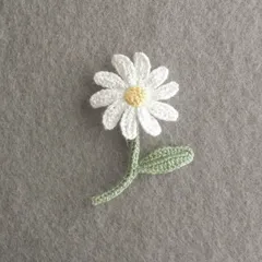 ブローチ　コサージュ　花　ハンドメイド　手編み　編み　編み物　レース編み　かぎ針編み　刺繍糸　白　ホワイト　パステルカラー　春　淡い　柔らかい　大人可愛い　可愛い　甘い　レトロ　シンプル　マーガレット　デイジー　デージー　ノースポール　ひなぎく　おしゃれ　大人