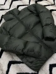 M ユニクロ ウルトラライトダウン カーキ