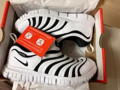 ナイキ ダイナモ Free キッズ 220mm シューズ 白 ブラック