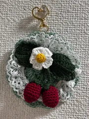 ＊ハンドメイド＊いちごのレース付きキーホルダー＊かぎ針編み＊
