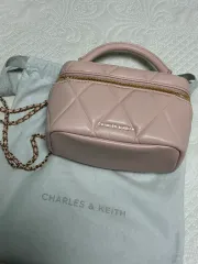 CHARLES & KEITH チェーン ミニバック