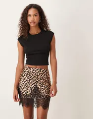 ネバーフリードレスド レディース ボトムスカート レーストリム プリント ミニ サテン レース Never Fully Dressed satin mini skirt with lace trim hem in leopard print LEOPARD ア