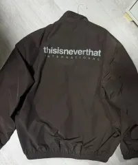 thisisneverthat ロゴ ブラウン ウィンドブレーカー M