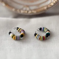 クレイビーズ カラフル イヤーカフ かわいい ブラック 小さめ サージカルステンレス ①【655】