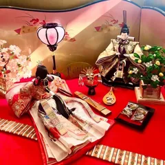 新品☆煌めく珊瑚色の王朝絵巻雛☆究極の造形美☆極上親王飾り☆正絹☆一刀彫り木手☆桐胴☆本金仕上げの天冠付☆本金螺鈿細工の木製屏風☆琴と琵琶☆貝合わせ☆桜橘☆菊灯雪洞☆大人のための雅な上絵巻雛☆雛祭り☆伝統工芸品☆純木工芸☆親王飾り親王飾りと雛道具一式