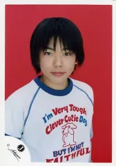 【中古】生写真(ジャニーズ) NEWS/増田貴久/上半身・衣装白・青・体やや右向き・背景赤/公式生写真