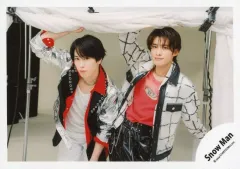 【中古】生写真(STARTO) Snow Man/向井康二・宮舘涼太/横型・膝上/シングル「BREAKOUT / 君は僕のもの」MV＆ジャケ写オフショット/公式生写真