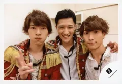 【中古】生写真(ジャニーズ) Snow Man/集合(3人)/横型・バストアップ・衣装赤金白・肩組み・センター岩本・深澤右手ピース・頬膨らませ/公式生写真