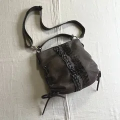 00s　archive　アーカイブ小物　Beaure　ビュレ　2way　本革　リアルレザーバッグ　グレージュ系カラー　取り外し可能肩紐　ワンハンドルバッグ　フリル　波打ち加工ライン　レースアップ　リボン紐　Y2K　平成ギャル　real leather bag