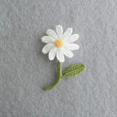 ブローチ　コサージュ　ハンドメイド　手作り　手編み　編み　編み物　かぎ針編み　刺繍糸　レース編み　白　緑　黄色　可愛い　かわいい　大人可愛い　オシャレ　デイジー　デージー　マーガレット　ひなぎく　プレゼント　お出かけ　ナチュラル　素朴　昭和　レトロ　自然　春
