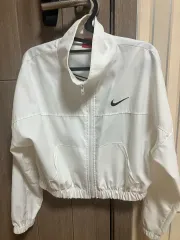 ナイキ クロップド ウィンドブレーカー