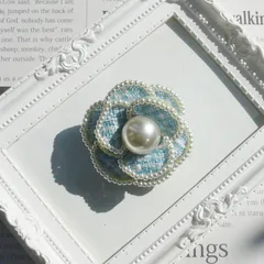 お花のブローチ 　ライトブルーXホワイトパール（Sサイズ）