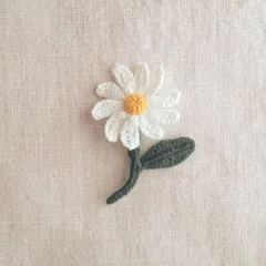 ブローチ　コサージュ　ハンドメイド　手編み　手作り　編み物　刺繍糸　レース編み　かぎ針　花　デイジー　マーガレット　白　黄色　緑　ナチュラル　レトロ　可愛い　大人可愛い　おしゃれ　シンプル　ノスタルジック　かぎ針編み　ノースポール　女の子　お出かけ　プレゼント