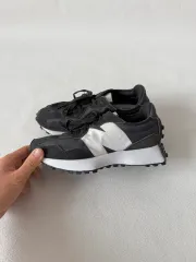 230 New Balance 327 黒白 スニーカー