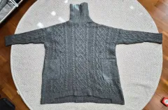 ケーブル編みタートルネック ニット