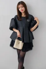 ハートブローチ付ドットジャガードブラウス｜ブラック・グレー 上品 大人フェミニン