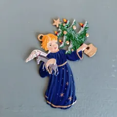 ツリーを運ぶ天使　錫飾り　ドイツ工芸品　シュヴァイツァー工房　オーナメント　ドイツ雑貨　クリスマス飾り　ディスプレイ　壁飾り