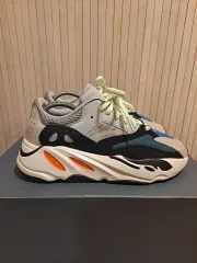 アディダス イージーブースト 700 ウェーブランナー 24.5cm