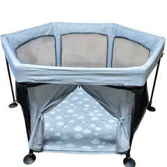 【美品】日本育児 洗えてたためるポータブルベビーサークル クラウド グレー 組立1分 かんたん開閉 コンパクト  アルミフレーム ファスナー開閉扉 安定プレート 持運び収納袋