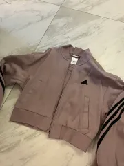 アディダス 3本線 クロップド ジャケット ラベンダー