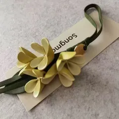 きんもくせい 本革 桂花 バッグチャーム チャーム 牛革 ハンドメイド レザーチャーム ナチュラル 花モチーフ 手作り 軽量10g 上品 キーホルダー ストラップ プレゼント プレゼント 和風 手作り おしゃれ 誕生日 ギフトにもおすすめ SGYP292