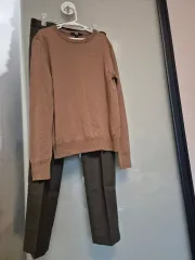 UNIQLO ユニクロ ブラウン ニット + UNIQLO ユニクロ カーキ スラックス ズボン