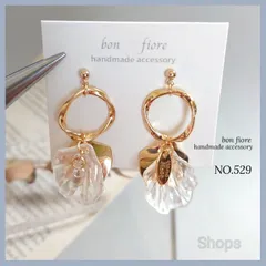 クリアオーロラ貝殻×ゴールド花びらのフープピアス　イヤリング　金属アレルギー対応　サージカルステンレス　樹脂ピアス　ノンホールピアス　ハンドメイドピアス　揺れる　お花　貝殻　揺れる　クリア　ゴールド　おしゃれ　大人　プレゼント　ギフトNO.529