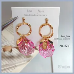 ピンクオーロラ貝殻×ゴールド花びらのフープピアス　イヤリング　金属アレルギー対応　サージカルステンレス　樹脂ピアス　ノンホールピアス　ハンドメイドピアス　揺れる　お花　貝殻　揺れる　クリア　ゴールド　おしゃれ　大人　プレゼント　ギフトNO.530