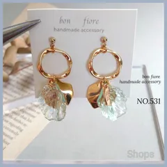 グリーンオーロラ貝殻×ゴールド花びらのフープピアス　イヤリング　金属アレルギー対応　サージカルステンレス　樹脂ピアス　ノンホールピアス　ハンドメイドピアス　揺れる　お花　貝殻　揺れる　クリア　ゴールド　おしゃれ　大人　プレゼント　ギフト　緑　NO.531