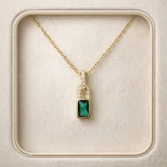 584【バゲットカット/グリーン】　ネックレス　SV925　エメラルドグリーン　ダイヤ　バゲット　長方形　四角　カラーストーン　一粒　縦長　シンプル　上品　高級感　華奢　繊細　大人　エレガント　レディース　ギフト　プレゼント　誕生日　記念日　普段使い　高見え