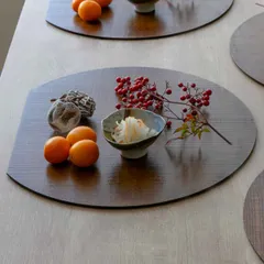 半月膳 36×32cm 漆塗り 天然木 ランチョンマット （ お盆 トレー 半月 半月盆 膳 木製 お正月 お節 ひな祭り 端午の節句 上品 ハレの日 トレイ 定食盆 高級感 和風 おしゃれ ）)