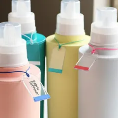ランドリープレート クリア 洗剤用プレート 4枚セット （ タグ プレート 洗剤ボトル 掛ける 書ける 区別 色分け 4色 ボトル おしゃれ 洗濯用品 ボトル用 ディスペンサー用 ）)