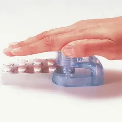 薬取出器 お薬どうぞ らくらく道具 錠剤 カプセル （ ピルカッター 薬カッター タブレットカッター プッシュ式 パンチ 日本製 薬 お薬 くすり 取り出す 開封 便利グッズ 介護 福祉 用品 敬老の日 ）)のサムネイル
