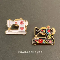 レトロ ピンズ [ 花模様のミシン・白黒ペア ] ピンバッジ ブローチ 2色