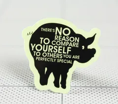 ステッカー アメリカン 車 バイク かっこいい おしゃれ ヘルメット 動物 ブタ 英語 格言 勉強 スウィートハートメッセージ 他人と比べる必要はない。あなたはあなただ 